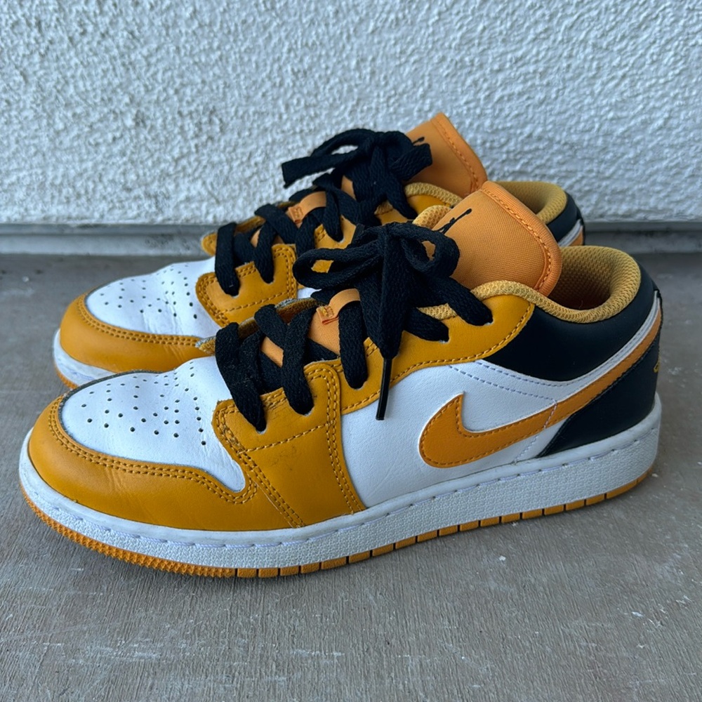 Air Jordan 1 Low Size Big Kids Size 4Y. EUC
